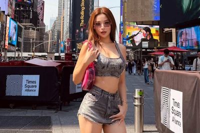 Huyền Baby diện quần ngắn cũn khoe dáng trên đường phố New York