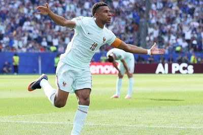 Mbappe vẫn chưa thua Messi