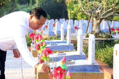 Đảng ủy Mặt trận Tổ quốc dâng hương tri ân Anh hùng liệt sỹ tại Quảng Trị