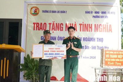 Trường Sĩ quan Lục quân 2 trao nhà tình nghĩa, nhà đại đoàn kết tại phường Bỉm Sơn