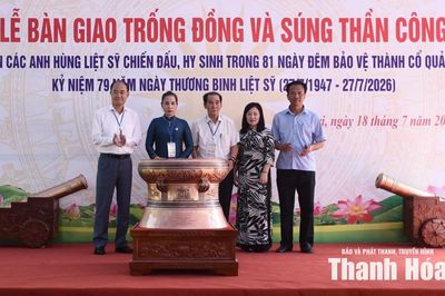 Hội Di sản Văn hóa và Cổ vật Thanh Hoa tặng trống đồng và súng thần công cho tỉnh Quảng Trị