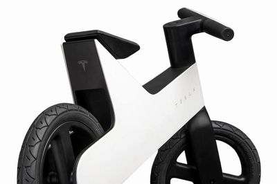 Tesla ra mắt xe thăng bằng Balance Bike: Chiến lược tiếp cận khách hàng nhí với giá 225 USD
