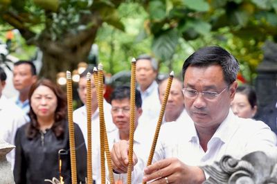 Đoàn lãnh đạo thành phố Đà Nẵng dâng hương tri ân tại Đền thờ các Anh hùng liệt sĩ đường 20 - Quyết Thắng và hang Tám Cô