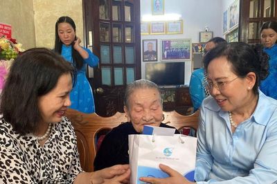 Lãnh đạo Hội Liên hiệp Phụ nữ Việt Nam dâng hương tri ân Mẹ Việt Nam anh hùng Nguyễn Thị Thứ