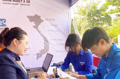 Xã Hòa Tiến tổ chức ngày hội tư vấn hướng nghiệp, đào tạo nghề và giới thiệu việc làm