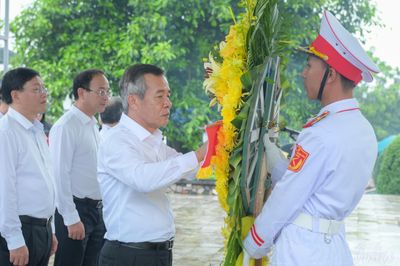 Đoàn đại biểu tỉnh Thanh Hóa dâng hương tại các nghĩa trang liệt sĩ