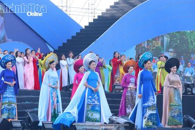 Hơn 2.000 phụ nữ tham gia Lễ hội 'Áo dài - Sắc màu của biển'