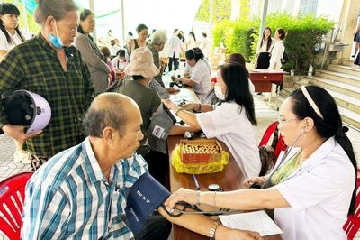 Lữ đoàn 162 phối hợp khám bệnh miễn phí cho hơn 600 người dân xã Cam Lâm