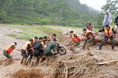 Điểm tựa giữa tâm lũ