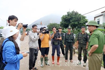 Bám hiện trường, lan tỏa thông tin từ tâm lũ