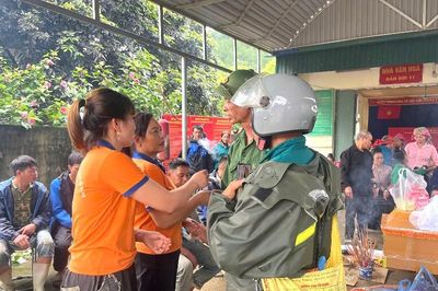 Chung tay sẻ chia với người dân vùng lũ Mường Than