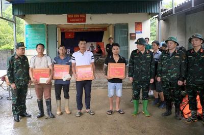 Quân khu II hỗ trợ nhân dân vùng lũ Mường Than khắc phục hậu quả thiên tai