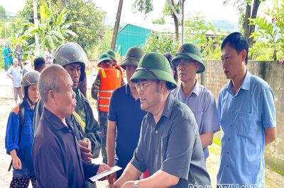 Phường Tân Phong hỗ trợ nhân dân xã Mường Than khắc phục hậu quả mưa lũ