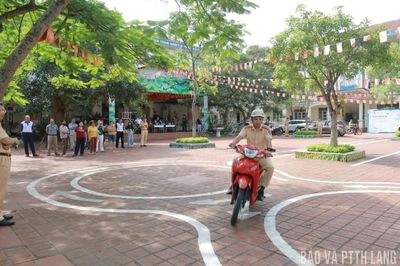 Tuyên truyền, hướng dẫn kỹ năng lái xe môtô, xe gắn máy an toàn cho 150 người dân