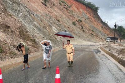 Công an tỉnh Lào Cai kịp thời đưa 2 tài xế rời khỏi khu vực có nguy cơ sạt lở cao