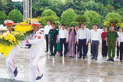 Phó Bí thư Thường trực Tỉnh ủy Hoàng Giang dâng hương, tưởng niệm các anh hùng, liệt sĩ tại tỉnh Điện Biên