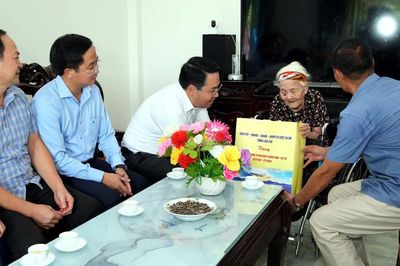 Chủ tịch UBND tỉnh Nguyễn Tuấn Anh thăm, tặng quà gia đình người có công xã Xuân Quang