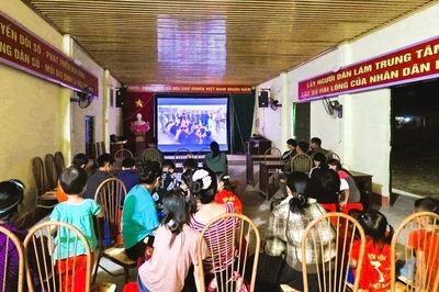 Chiếu phim lưu động phục vụ Nhân dân xã Bản Xèo