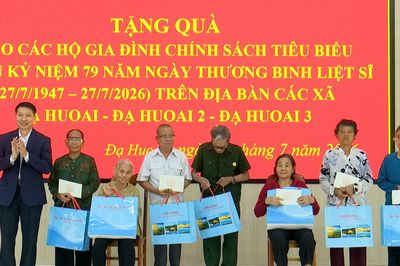 Trưởng Ban Tuyên giáo và Dân vận Tỉnh ủy Bùi Huy Thành trao quà tri ân người có công tại Đạ Huoai