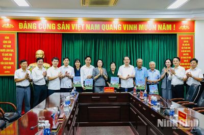 Đồng chí Phó Chủ tịch Quốc hội Nguyễn Thị Thanh tặng quà cho các gia đình chính sách trên địa bàn.