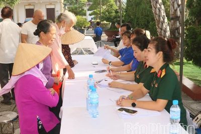 Khám bệnh, cấp phát thuốc miễn phí cho đối tượng chính sách tại xã Hy Cương