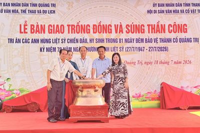 Bàn giao trống đồng, súng thần công do Hội Di sản văn hóa và cổ vật Thanh Hoa trao tặng