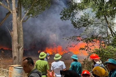 Huy động lực lượng khống chế đám cháy tại bãi rác chung Bố Trạch-Đồng Hới