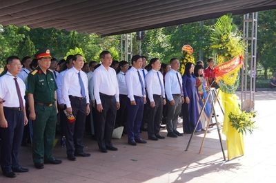Đoàn công tác tỉnh Đắk Lắk tri ân các anh hùng liệt sĩ tại tỉnh Quảng Trị