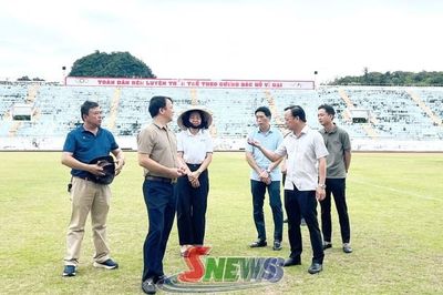 Đồng chí Phó Chủ tịch Thường trực UBND tỉnh kiểm tra công tác chuẩn bị Giải Bóng đá nữ U16 Quốc gia
