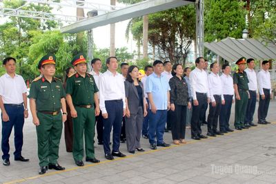 Đoàn công tác Tỉnh ủy Thái Nguyên và Ủy ban Kinh tế và Tài chính Quốc hội viếng Nghĩa trang Liệt sĩ Quốc gia Vị Xuyên
