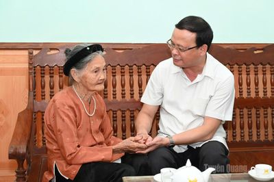 Đồng chí Phó Chủ tịch Thường trực UBND tỉnh Nguyễn Mạnh Tuấn thăm, tặng quà người có công nhân dịp 27-7
