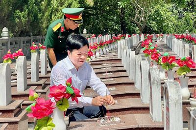 Đoàn đại biểu tỉnh Thái Nguyên dâng hương các Anh hùng liệt sĩ tại Quảng Trị
