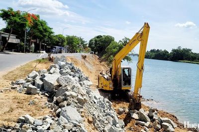 Tranh thủ thời tiết thuận lợi, đẩy nhanh tiến độ dự án kè chống sạt lở sông Bồ