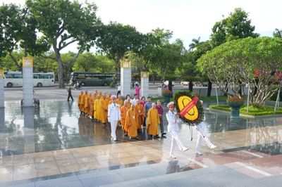 Lễ dâng hương tưởng niệm các anh hùng liệt sĩ trước thềm Đại hội đại biểu Phật giáo TP.Hà Nội