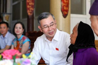 Bộ trưởng Ngô Văn Tuấn và Đoàn đại biểu Quốc hội tỉnh Quảng Ninh thăm, tặng quà gia đình người có công với cách mạng