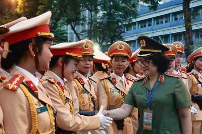 Câu lạc bộ tiếng Anh đặc biệt của một nữ tướng công an