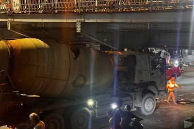 Xe trộn bê tông mắc kẹt tại gầm cầu Long Biên