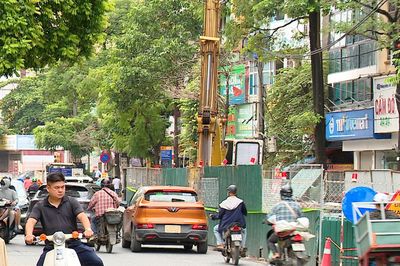 Rào chắn đường Phùng Hưng – Hà Đông gây ùn tắc giao thông
