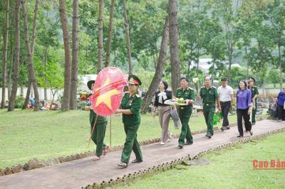 Phường Nùng Trí Cao phối hợp tổ chức dâng hương tưởng niệm các Anh hùng liệt sĩ tại xã Hạnh Phúc và Quảng Uyên