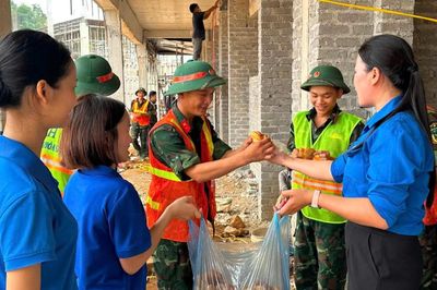 Chủ tịch UBND tỉnh Lê Hải Hòa biểu dương mô hình huy động sức mạnh toàn dân hỗ trợ thi công trường nội trú liên cấp tại Phục Hòa
