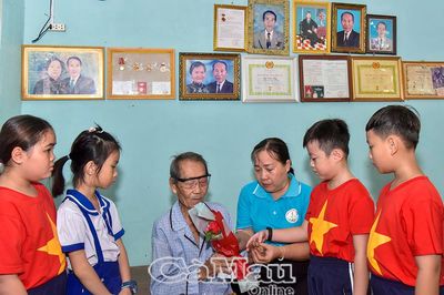 Những bông hoa đẹp trong mùa tri ân