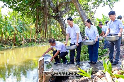 Không chỉ thả cá mà còn giữ nguồn lợi thủy sản