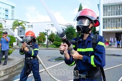 Diễn tập phương án chữa cháy, cứu nạn tại Bệnh viện Đa khoa Bạc Liêu