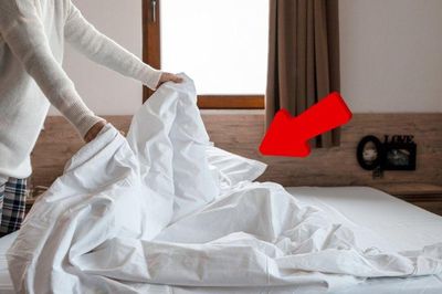 Tại sao bạn không nên gấp chăn gối trước khi rời khách sạn?