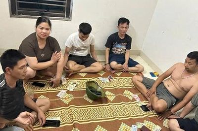 Bắt quả tang 1 'quý bà' cùng 6 người đàn ông làm 'điều mờ ám' tại một căn nhà ở Hà Nội, thu giữ ở hiện trường rất nhiều tiền