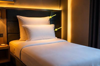 Tại sao các khách sạn luôn để 2 gối trên một giường đơn?