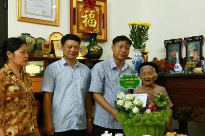 Xã Chương Dương (Hà Nội): Thăm, tặng quà người có công nhân kỷ niệm 79 năm Ngày Thương binh - Liệt sĩ