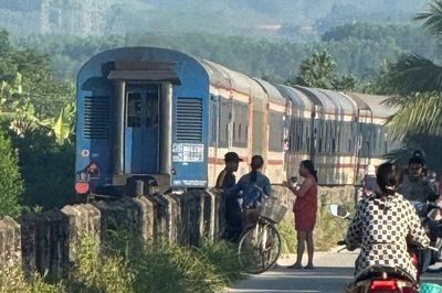 Băng qua lối đi tự mở, người phụ nữ ở Quảng Ngãi bị tàu hỏa tông tử vong