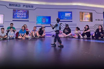 Sợ con tụt hậu, phụ huynh Trung Quốc đổ tiền vào trại hè AI