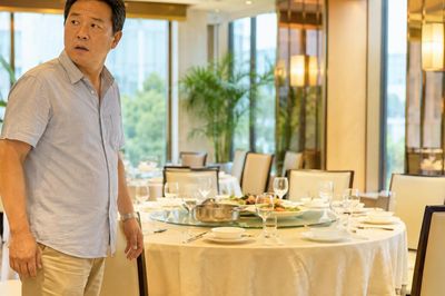 Hớn hở đi họp lớp 20 năm, người công nhân nghèo chết lặng khi quay lại sau 1 phút ra ngoài